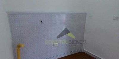 Este local tiene 15 metros cuadrados; se encuentra ubicado en el sector de La Estrella; muy cerca al Parque Principal, Alcaldía y Secretaría de Tránsito de la Estrella.Está dividido en 1 salón, baño, piso en cerámica
Contáctanos y agenda tu visita. ¡Tu próximo negocio puede empezar aquí!