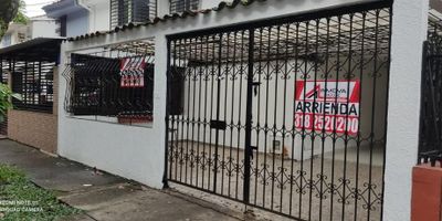 se alquila casa independiente en el barrio camino real, amplia, muy fresca, iluminada, ventilada, consta de: ante jardín amplio en cerrado con techo para garaje de 3 carros, sala comedor cocina sencilla con gas domiciliario, 2 patios, cuarto empleada con baño, baño social, parte de arriba 3 alcobas principal con baño y closet, star de tv, baño social completo, cerca de clínicas, supermercados, centros comerciales, colegios, universidades, jardines infantiles, restaurantes, cerca de zona comercial, cerca de vías principales, cerca para del mío buen transporte,