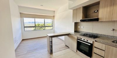 Codigo 28048. ? Apartaestudio en arriendo ubicado en Rionegro sector San Nicolas? Características del Inmueble:• 1 Habitación (con vestier y baño privado)• 2 Baños (cabinas en vidrio templado, pisos en baldosa)• Salón - Comedor• Cocina abierta integral (cubierta a gas, campana y mesón en mármol)• Zona de ropas• Parqueadero sencillo• Cuarto útil• Red de gas y servicios públicos• Área construida: 40 m²• Estrato 5• Piso en madera laminada en habitación• Estado: Nuevo, para estrenar? Descripción:Este elegante apartaestudio es perfecto para ejecutivos, parejas jóvenes o personas que buscan un espacio moderno, funcional y con excelente ubicación.Su diseño contemporáneo aprovecha inteligentemente cada metro cuadrado, ofreciendo una experiencia de vivienda cómoda, práctica y con acabados de alta calidad.? Entorno y Ubicación:En una de las zonas con mayor valorización de Rionegro, a solo minutos de:• Centro Comercial San Nicolás• Restaurantes, cafés y supermercados• Gimnasios, clínicas y servicios médicos• Acceso a transporte público y vías principales? Zonas Comunes del Conjunto Residencial:• Portería con vigilancia 24 horas• Lobby moderno• Parque infantil• Gimnasio dotado• Salón social• Piscina para adultos y niños• Zonas verdes de esparcimiento• Parqueadero de visitantes? Nota:• Valor del canon: $2.200.000• Inmueble nuevo – disponibilidad inmediata• Llaves disponibles en portería