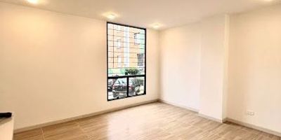 APARTAMENTO DE UNA HABITACION REMODELADO PARA ESTRENAR en zona residencial frente a parqueadero de Mundo Aventura, a Dos cuadras del centro comercial Plaza de la Américas, Esta en un primer piso, cuenta con amplios espacios iluminación y ventilación natural 1 alcoba separada de la zona social con closet, baño con ducha eléctrica, cocina integral a gas  sala comedor  pisos en cerámica. Excelente vías de acceso Avenida 1 de Mayo, Avenida Boyaca, Avenida Américas, Avenida 68, cuenta con transporte publico tradicional y sistema de SIPT