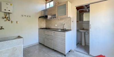 Apartaestudio en arriendo con agradable vista, ubicado en zona residencial de Envigado, sector El Chingui. Cuenta con un solo ambiente, clóset, baño cabinado, cocina integral y zona de ropas. Está en un entorno tranquilo, cerca de la fábrica de icopor y zona campestre, con acceso por rutas de transporte público integradas al metro.
