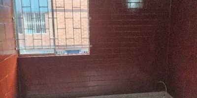 Queremos darte a conocer esta hermosa y amplia casa ubicada en el barrio el tintal de 74 metros cuadrados aproximadamente, cerca al centro comercial tintal plaza, avenida guayacanes, tiendas D1 y Ara, avenida ciudad de cali, restaurantes, parques cercanos, fácil acceso a trasporte publico, vías de acceso. Esta acogedora casa cuenta con 3 habitaciones, 1 baño, sala comedor, ventanal, patio, cocina semi integral. También puedes hacer uso de zonas comunes que ofrece el conjunto, parqueadero para visitantes, vigilancia 24/7.