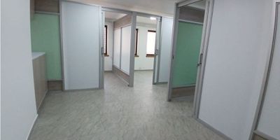 Oficina en arriendo y/o vendo, cuenta con varios modulos, tiene un baño,cocineta y mide 50 metros.

Es en edificio con porteria 24 h, muy bien ubicado, zona comercial.
