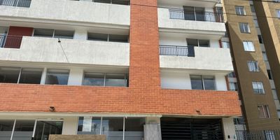 Moderno y acogedor apartamento de 2 habitaciones con clóset, 1 baño completo, cocina integral tipo americana con barra, ideal para quienes buscan confort y funcionalidad. Cuenta con balcón que ofrece una agradable vista e iluminación natural durante todo el día. El apartamento está completamente encortinado y listo para habitar. ¡Una excelente oportunidad para vivir con estilo y comodidad en un espacio totalmente nuevo, Ubicado en conjunto cerrado con completas zonas comunes tipo club house: piscina, gimnasio, salón social, y espacios diseñados para tu bienestar y el de tu familia. ¡Una excelente oportunidad para vivir con confort en un ambiente moderno y seguro. Cod: 4726