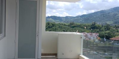 Hermoso apartamento sobre la avenida las americas, Av Sur en Pereira, espectacular vista, amplia terraza. 
Alcoba principal con Vestier y baño privado con tina, 2 habitaciones auxiliares con closet y persianas electricas. 1 baño auxiliar completo, Cocina integral con estufa, horno, extractor, mesón auxiliar. Sala comedor. Zona de ropas independiente. las ventanas son anti ruidos. Cuenta con 2 parqueaderos semicubiertos y un depósito.