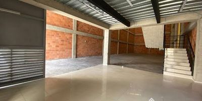 Empresario, este es el lugar estratégico para ubicar su negocio! Se arrienda bodega con 437,52 mts2. En primer piso área de bodegaje, dos baños, área de limpieza y/o lavado (lavatrapero) ingreso principal y  portón eléctrico. Altillo en segundo y tercer piso.  En segundo altillo con balcón, Tercer altillo con mesón, dos baños. Parqueadero. Total: $11.894.000 