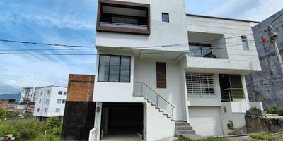 ¡Tu nuevo hogar te espera! Casa de 3 niveles con acabados de lujo EN VENTA. Descubre esta espectacular casa ubicada en el mejor sector de La Pradera, ideal para quienes buscan confort, estilo y una excelente ubicación. Caracteristicas. Pisos en porcelanato de alta calidad. Cocina abierta. Parqueadero privado con persiana metálica. Baños con divisiones en vidrio templado. Clósets amplios en todas las habitaciones. Terraza en el último nivel, tanque de reserva de agua. Vive cerca de todo, en una zona tranquila de alta valorización. ¡Contáctanos hoy y agenda tu visita!