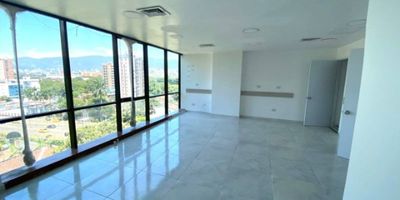 Oficina en arriendo en Medellín en el sector de la Aguacatala, cuenta con un área de 43 m2, cocineta sencilla, un baño y parqueadero, fácil acceso por la Avenida Las Vegas y cercanía a rutas de transporte público y a la estación del Metro.