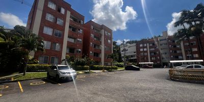 Apartamento en venta en la Avenida Sur Pereira

Se vende amplio y comodo apartamento en primer piso con excelente ubicacion. Cuenta con un total de 66.54 metros cuadrados construidos distribuidos asi
Area privada 59.75 m2

Area comun exclusiva jardin 2.17 m2

Caracteristicas del apartamento

Parqueadero cubierto

Deposito

Piso 1

3 habitaciones

2 banos

Libre de gravamen

Zonas comunes del conjunto jacuzzi, piscina, sauna, salon social, gimnasio, cancha de futbol, juegos infantiles y parqueadero para visitantes.

Ideal para familias o como inversion en una de las zonas mas valorizadas de Pereira