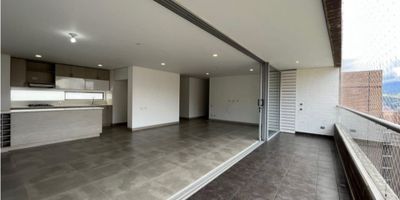 Se vende Apartamento en Envigado, El Chocho 

Área 149,47 mts2
Piso 17

Vista panamerica

Amplios Espacios Distribuidos en 3 Alcobas, 4 baños, sala comedor,  cocina integral, zona de ropas,  balcón, 2 Parqueaderos, Cuarto Útil 

Excelente Ubicación 

Unidad cerrada, vigilancia 24 horas,  piscina, Sauna, Turco, Gimnasio, salón social,Cancha de Squash, zona verde,
Estrato 5
Admon $ 951 Mensual 
Precio $ 1150 Millones Negociables