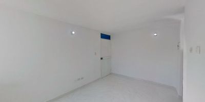 Apartamento en Venta – Conjunto Vipa Verde, Caribe Verde, Barranquilla

Oportunidad para adquirir apartamento en el conjunto Vipa Verde, ubicado en el barrio Caribe Verde, una zona de constante crecimiento y alta demanda en el sur de Barranquilla.

Características del inmueble:


 
 Área construida: 46 m²
 
 
 Precio de venta: $93.500.000
 
 
 Dirección: Carrera 9G #131-30, Apto 404
 
 
 Piso: 4
 
 
 Estrato: 1
 
 
 Antigüedad: 9 años
 
 
 Habitaciones: 3
 
 
 Baños: 1
 
 
 Estado: Remodelado
 


Zonas comunes del conjunto:


 
 Portería con vigilancia
 
 
 Salón comunal
 
 
 Zona infantil
 
 
 Conjunto cerrado
 


Gastos mensuales aproximados: $258.496
(Valor estimado de servicios públicos e Internet según consumo promedio)

Ubicación estratégica:
Muy cerca de colegios, supermercados, rutas de transporte, centros de salud y zonas verdes. Caribe Verde es un sector residencial con proyección de valorización y buen entorno comunitario.

Ideal para familias, primera vivienda o como inversión para renta.

Contáctanos para más información y agenda tu visita. ¡Haz realidad tu proyecto de vivienda!
