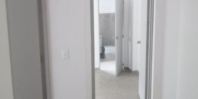 ¡Encuentra tu nuevo hogar! Apartamento moderno y luminoso en el corazón de Envigado
Ubicado en el tranquilo y céntrico barrio Obrero, este acogedor apartamento de 65m2 está listo para que lo hagas tuyo. 
Con sus 2 amplias y cómodas alcobas, tendrás todo el espacio necesario para descansar plácidamente. Además, su sala-comedor 
Su cocina integral, totalmente equipada, hará que preparar tus deliciosos platillos sea todo un placer. Asimismo, sus 2 amplios closets te brindarán el almacenaje perfecto.
Ubícate a solo minutos de los mejores colegios y centros comerciales de Envigado. Además, el transporte público está a la vuelta para que te movilices con facilidad.
Disfruta de la mejor ubicación en el piso 2, con vista al tranquilo conjunto. Tendrás todo lo necesario a tu alcance para una vida cómoda y relajada.
No dejes pasar esta oportunidad única. ¡Este es el hogar que siempre soñaste! Comunícate ahora mismo para agendar una visita.