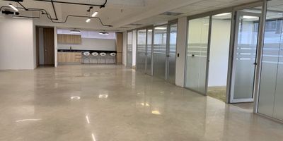 Se arrienda y vende moderna oficina completamente remodelada, lista para estrenar, con 253 m² de área construida en una ubicación estratégica, perfecta para empresas que buscan proyectar una imagen profesional de alto nivel. El espacio incluye una amplia zona abierta, diez oficinas privadas, cocina integrada y dos baños. Además, cuenta con seis parqueaderos privados y vigilancia las 24 horas que garantizan un entorno seguro y tranquilo. Un lugar excepcional para potenciar el trabajo de tu equipo.