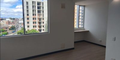 Apartamento en venta de 49M², con vista exterior, ubicado en un 7mo piso (Torre 3 Apto 702), acceso por ascensor, parqueadero comunal. Consta de 2 habitaciones, 2 baños, sala comedor, cocina integral y zona de lavandería. Tiene piso laminado en habitaciones y zona social y piso cerámico en baños y cocina. El conjunto cuenta con salón comunal, zona infantil, gimnasio, coworking, zonas verdes, terraza BBQ y vigilancia privada las 24 horas. Cerca a Centro Comercial Plaza Chía; cerca a almacenes de cadena Éxito y D1; cerca a Colegio Colombo Irlandes y Gimnasio Británico; cerca a Universidad CUN Sede Chía; cerca a paraderos de buses intermunicipales; Vías de acceso por la Carrera 9 y la Vía Cajicá-Chía.   33452094649
