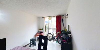 Apartamento en venta de 55m2, con vista interior, ubicado en un 3er piso (Torre 3 Apto 302), acceso por escaleras, parqueadero comunal. Consta de 3 habitaciones, 2 baños, sala comedor, cocina integral y zona de lavandería. Tiene piso cerámico en todas sus zonas. El conjunto cuenta con zona de niños, zonas verdes, salón social y vigilancia privada las 24 horas. Cerca a centro comercial Catedral Plaza y Centro Comercial Megacity; cerca a almacenes de cadena como Olímpica, Ara y D1; cerca a colegio Bilingüe Campestre Colombo Británico de Zipaquirá; cerca a universidad Nacional Abierta y a Distancia - UNAD; Vías de acceso por la transversal 32.  34183364495
