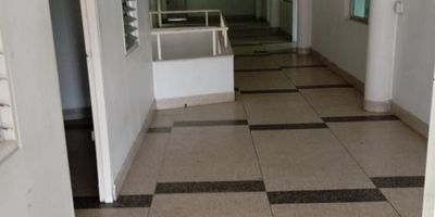 Se arrienda amplio local en el barrio San Miguel, Medellín, Antioquia. Con 910 m² construidos y distribuidos en 2 niveles, este local ofrece 5 baños y 12 espacios que pueden funcionar como oficinas o salones, ideal para diversos negocios. Su ubicación estratégica, muy cerca del centro de Medellín, facilita el acceso y la visibilidad. El inmueble tiene 30 años de antigüedad y se encuentra en un sector de estrato 4. El canon de arriendo es de $12,000,000. Una excelente oportunidad para su empresa en Medellín. Contáctenos para más detalles. Opciones de whatsapp, quiero que me contacten y ver teléfonos.