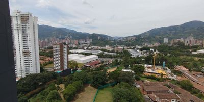 Se arrienda acogedor apartamento ubicado en el sector Suramerica, Itagui. Una zona residencial tranquila y con excelente conectividad. El inmueble se destaca por sus amplios y luminosos espacios que ofrecen comodidad y funcionalidad para toda la familia. Cuenta con 3 habitaciones, 2 banos, 2 closets, 1 Vestier, sala comedor, 1 balcon, cocina integral, Calentador gas, zona de ropas. El condomino ofrece Gimnasio, Salon social, Placa polideportiva, Sauna, Turco, Vigilancia privada, Chute de  basuras y zonas verdes. Su ubicacion es estrategica, con cercania a parque de mascotas santa catalina, cerca a mall Suramerica. 