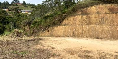 ¡Gran oportunidad de inversión en el Oriente Antioqueño!
Se vende hermoso lote de 3.334 m² ubicado en la vereda Las Hojas, municipio de San Vicente Ferrer, a tan solo 50 minutos de Medellín y muy cerca de la Autopista Medellín-Bogotá. Es un sector tranquilo, rodeado de naturaleza y con excelente proyección de valorización.
El lote cuenta con todos los servicios disponibles, alineamiento aprobado y está listo para construir hasta dos casas grandes. Tiene un área explanada de 521,13 m² (ampliable si se desea más construcción), y no se encuentra en zona de reserva. El índice de ocupación permitido es del 30%. Además, aplica para subsidio de vivienda rural.
Precio: $235 millones (negociables)Se acepta recibir $150 millones de contado y el resto puede diferirse a un año o más, si se llega a un acuerdo.
¡Esta oportunidad es única y para ti! Contáctanos al 3012021300 para programar una visita y descubre más sobre esta propiedad.
