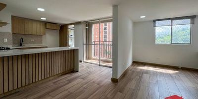 Apartamento en arriendo ubicado en Sabaneta, cuenta con buenos acabados, buena iluminación, consta de 2 habitaciones con 2 closet, 2 baños cabinados, sala comedor, cocina integral con barra americana, sala de estar o estudio, biblioteca, zona de ropas, balcón, la unidad cuenta con portería 24horas, ascensores, parqueaderos, piscina, juegos, salón social, gimnasio, salón de juegos, salón de cine, se encuentra en zona campestre rodeado de naturaleza, están en construcción, se encuentra en zona campestre rodeado de naturaleza, esta subiendo por la vaquita y vía principal Avenida Poblado, cerca a restaurante la octava maravilla, además cuenta con rutas integradas del metro.