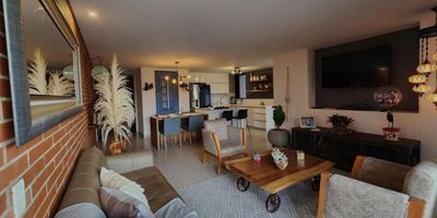 Apartamento ubicado en piso alto (12), con área total de 106 m². Cuenta con 2 habitaciones (una tercera transformada en estudio), 2.5 baños, cocina abierta, 2 balcones y cuarto útil contiguo al apartamento. Incluye 2 parqueaderos paralelos.

Unidad moderna con piscina, solárium y salón social. Construido en 2021, estrato 5. Actualmente con hipoteca en el Banco de Occidente.

 Precio: $850.000.000 (negociable)
 Administración: $720.000
 Estrato 5

Cercanías principales:

A 3 minutos del Colegio Cumbres, acceso directo por la Carrera 27D.
A 4 minutos del Mall Terracina / City Plaza, zona comercial y de servicios.
A 5 minutos de Viva Envigado y de la estación del Metro.
A 7 minutos de la Clínica Santa Gertrudis.


Ubicación estratégica en una zona residencial de alta valorización, con acceso rápido a comercio, salud, transporte y colegios. Ideal para quienes buscan amplitud interior, buena iluminación.