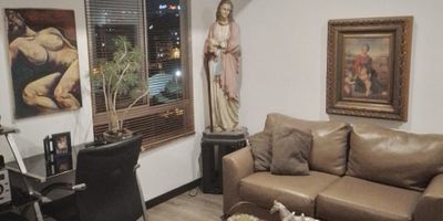 Apartaestudio en venta en Centenario en unidad cerrada, en una excelente ubicación cerca a supermercados de cadena, rutas de transporte público y servicios complementarios de la zona. Cuenta con salacomedor, pisos en cerámica, una habitación con closet, un baño, cocina integral tipo americano, estufa y calentador a gas. La unidad posee de un parqueadero cubierto, circuito cerrado de tv, vigilancia y portería las 24 horas. Inmueble sujeto a verificación de disponibilidad.