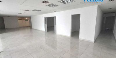 Descubre este amplio LOCAL en Arriendo ubicado en Centro Comercial de 883.31 M2, este espacio ofrece infinitas posibilidades para tu negocio. Su precio de $28,000,000 lo convierte en una oportunidad única en el mercado. Contáctanos para más información. 321 8521992