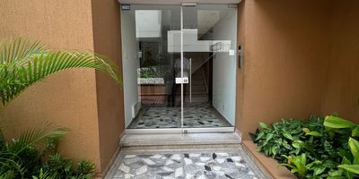 APARTAMENTO EN ARRIENDO EN EL SETOR DE VILLA COUNTRY 
EXCELENTE UBICACION 
AREA  121 MTS 
3 HABITACIONES  , 2 BAÑOS , COCINA INTEGRAL , COMEDOR , SALA , ZONA DE LABORES , GARAJE DESCUBIERTO , CUARTO Y BAÑO DE SERVICIO 
APTO 1A 
