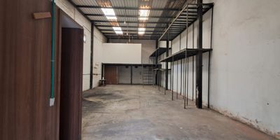 Arriendo de bodega en Barranquilla, Atlántico. Ubicada en el barrio Villa Carolina, esta bodega de 125 m² ofrece un espacio funcional para diversas actividades comerciales o de almacenamiento. Su ubicación en estrato 4, cercano a San Salvador, brinda fácil acceso y conexión con vías importantes de la ciudad. El inmueble es ideal para optimizar sus operaciones. Canon de arriendo: $3.200.000. Contacte a través de las opciones de whatsapp, quiero que me contacten o ver teléfonos para más información.