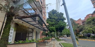 Bodega ubicada en sotano, con un area de 30 metros cuadrados, situada en una zona estrategica diagonal a la iglesia Santa Teresita. Esta excelente ubicacion ofrece un alto flujo vehicular y peatonal, lo que la convierte en una opcion ideal para almacenamiento o apoyo logistico de negocios que requieran estar cerca de puntos clave de la ciudad. Rodeada de supermercados, bancos, restaurantes y diversos servicios, brinda gran comodidad y practicidad para el desarrollo de actividades comerciales. Ademas, cuenta con facil acceso a transporte publico, lo que facilita la movilidad del personal y la conexion con otras zonas de la ciudad. Es una opcion funcional para quienes buscan una bodega bien ubicada en un sector dinamico y con alta visibilidad.