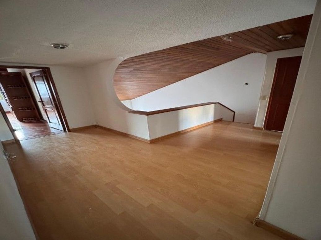 Casa de 6 alcobas en venta en Prado Veraniego Sur, Bogotá, 330 m² · foto 9 de 18
