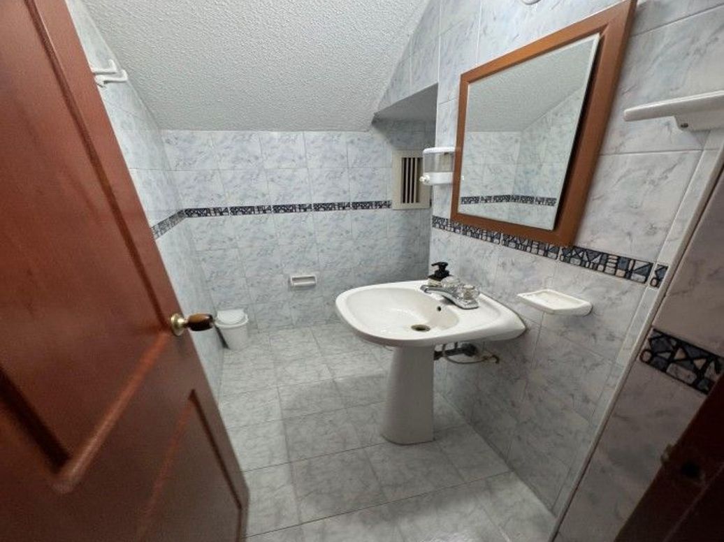 Casa de 6 alcobas en venta en Prado Veraniego Sur, Bogotá, 330 m² · foto 14 de 18