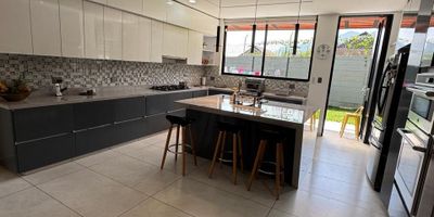 Casa de lujo en venta – La Estrella, Antioquia

Vive la exclusividad a solo unas cuadras del parque principal de La Estrella.
Espectacular casa de lujo con un lote de 665 m2 y una construcción de 417 m2, diseñada con elegancia, confort y tecnología.

Distribución:

 Primer nivel:
Amplia sala-comedor
Acogedora biblioteca
Chimenea a gas
Deck con excelente vista
Cocina integral con lavavajillas, cava de vinos y muebles en MDF pintados con poliuretano
Alcoba con baño privado y vestier
Baño social

 Segundo nivel:
Sala de TV
Closet de linos
3 habitaciones, cada una con baño privado y vestier
Mansarda ideal como espacio adicional

Características destacadas:
Sistema de automatización para cortinas y luces
Circuito cerrado de televisión (CCTV)
Portón eléctrico
Parqueadero para 4 vehículos
Jardín privado
Semi sótano con gimnasio

SE VENDE A PUERTA CERRADA

Una propiedad única que combina elegancia, tecnología y ubicación estratégica.
Contáctanos para agendar tu visita