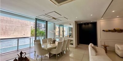 ¡Vive donde cada detalle eleva tu calidad de vida!

? Apartamento 304 | Edificio OM Club House | Alto Prado

Ubicado en pleno corazón de Alto Prado, este apartamento exclusivo de 151 m² es ideal para quienes buscan comodidad, privacidad y una ubicación inmejorable. ?

? Características:

✨ 3 habitaciones con baño privado

✨ Alcoba y baño de servicio

✨ Cocina abierta 

✨ Balcón con vistas al entorno tranquilo

✨ Dos Parqueaderos y depósito 

✨ Estrato alto y comodidad en un tercer piso

 

A solo pasos de la Zona Q, donde encuentras los mejores restaurantes, cafés y espacios sociales de Barranquilla. ¡Estás rodeado de lo mejor de la ciudad! ?

?‍♂️ Amenidades: piscina, jacuzzi, gimnasio, turco, parque infantil, parque de agua y salón social.

Este no es solo un apartamento, es un estilo de vida exclusivo. ¡Un lugar donde cada día se vive mejor! ?

? Si te ves viviendo aquí, escríbeme. ¡Me encantaría abrirte la puerta de tu nuevo hogar 