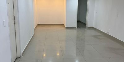 Local en arriendo en el Centro cerca a supermercados, tiendas, centros comerciales y servicios complementarios de la zona. Cuenta con tres espacios, pisos en cerámica, un baño, cocineta, cuarto útil, cableado de red, techo cielorraso. También cuenta con cuatro unidades de aire acondicionado mini split, baños comunales, parqueadero para visitantes con costo. Inmueble sujeto a verificación de disponibilidad.