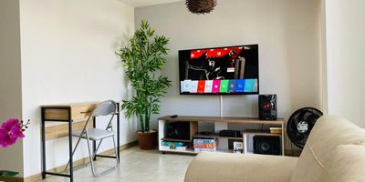 Se vende hermoso apartamento en el cuarto piso de la zona sur de Cali, en el exclusivo sector de Capri. Este inmueble goza de una ubicación privilegiada, cerca a la autopista, a la quinta y a la calle 70. cerca a colegios, centros comerciales y supermercados. Ideal para quienes buscan comodidad y accesibilidad.

Este hermoso apartamento, ubicado en el cuarto piso sin ascensor en la apetecida zona sur de Cali, en el codiciado sector de Capri, te ofrece mucho más que un lugar para vivir: te brinda un hogar lleno de posibilidades.

El apartamento consta de 3 habitaciones, todas con closet, habitación principal con baño, baño de alcobas, hall, cocina americana, zona de oficios, habitación del servicio con baño, sala comedor amplia, sala de ver tv, balcón, parqueadero propio en sótano.

AGENDA TU CITA.