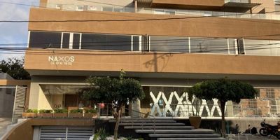 Apartamento de ambiente fresco y luz natural durante el día. Cuenta con cocina integral con mesón en granito pulido gabinetes superiores en inferiores, consta de una  alcoba con su baño, parqueadero, lado sombra en la tarde, se arrienda con cortinas.  El edificio cuenta con piscina , salón social, portería  tipo lobby. Es cercano al CC único, americano, colegio seminario, hospital  metropolitano, universidad metropolitana, cra 43 y supermercado ara , olímpica