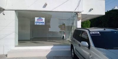 Local en arriendo ubicado en el barrio Manga, Cartagena, Bolívar. Este espacio comercial de 64 m² cuenta con un baño, ideal para establecer un consultorio, farmacia o boutique. Su excelente ubicación en Manga ofrece gran visibilidad y acceso, beneficioso para su negocio. El inmueble tiene 18 años de antigüedad y está listo para adaptarse a sus necesidades comerciales. Una opción estratégica para arrendar un local en Cartagena. Conozca más detalles de este local; consulte las opciones de WhatsApp, quiero que me contacten o vea los teléfonos disponibles.