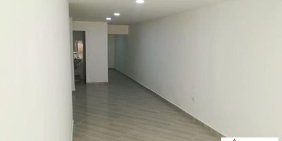 Local en arriendo en San Juan, Medellín de 90 m2 aproximadamente, cuenta con excelente ubicación sobre la avenida San Juan, piso en porcelanato, 1 baño, puerta persiana, cuarto útil.
Cercanías: Registraduría Opadi Antioquia, Avenida San Juan, Plaza de Mercado La América.
