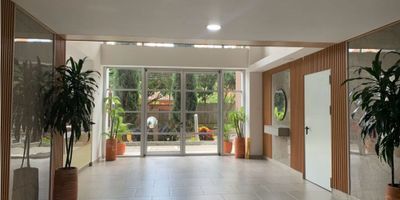 Ubicado en Sabaneta, Antioquia, este apartamento de 81 M2 es una oportunidad única para vivir en uno de los sectores más residenciales de la ciudad. 

El apartamento cuenta con 3 habitaciones, incluyendo una habitación principal con baño privado y vestier. Las dos habitaciones adicionales cuentan con closet y comparten un baño completo. Su cocina integral, con una moderna barra estilo americano, es perfecta para  disfrutar en familia o con amigos. Además, el apartamento tiene un balcón que ofrece un lugar perfecto para relajarse y disfrutar de la increíble vista de la ciudad.

La urbanización cerrada donde se encuentra este apartamento cuenta con excelentes servicios, como acceso pavimentado, ascensor, parqueadero para visitantes y vigilancia las 24 horas del día.

En resumen, si estás buscando un apartamento moderno, cómodo y con una excelente ubicación en Sabaneta, este inmueble de 81 M2 es una oportunidad que no puedes dejar pasar. ¡Contáctanos y programa una visita para que puedas vivir la experiencia de este espectacular lugar!
