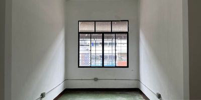 Local en arriendo en el centro, Medellín de 32m2 aproximadamente, especialmente para bodega u oficina, en un segundo piso, en toda la calle Maracaibo con Bolívar, piso en baldosa.servicios compartidos.
Cercanías: Hotel Nutibara, Parque Botero, EPM antiguas, Calle Colombia.