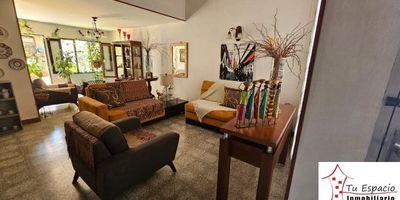 Se vende casa en Florida nueva, Medellín de 225 m2 aproximadamente cuenta con sala comedor, 5 alcobas, 2 closet, 4 baños, cocina semi- integral,  red de gas, zona de ropa, patio, biblioteca, parqueadero.
Cercanías: parque el triángulo, avenida san juan, Parroquia Nuestra Señora de Lourdes