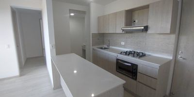 Se arrienda cómodo apartamento en Rionegro, cuenta con área de 64 metros cuadrados, con cocina integral con estufa y horno, sala comedor, 2 alcobas con closets, 2 baños, garaje cubierto, cuarto útil, zona de ropas, calentador, balcón, red de gas, la unidad cuenta con: ascensor, juegos infantiles, piscina, piscina infantil, salón social, zonas verdes, zona deportiva, gimnasio, portería, cámaras de seguridad. Sector tranquilo y seguro.
