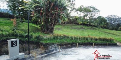 Lote en venta en Vereda el Cerro, Carmen de Viboral primer piso de 2000 m2 aproximadamente, cuenta con zonas verdes, parqueadero doble paralelo descubierto, parqueadero de visitantes, acometidas de servicios subterráneas y agua natural.  No dejes pasar esta oportunidadCercanías:&nbsp;Piscina, Colegios, Club, Supermercados, Centro, Vía Principal