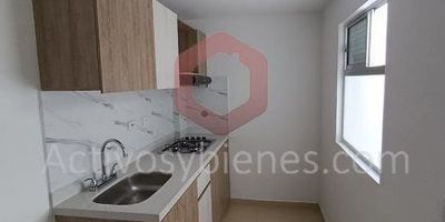 Arriendo apartamento en Sabaneta Sector la Doctora, 55 MT², 2 alcobas, 2 closets, 1 baño, sala comedor, cocina integral, red de gas, zona de ropas, calentador.Información sujeta a cambios. Las imágenes de muebles, enseres, decoración y demás elementos son una referencia.Arrienda Activos y Bienes, Inmobiliaria experta en administración, arrendamiento y venta de apartamentos, casas, locales, bodegas y oficinas en el Oriente Antioqueño, Medellín y toda el área Metropolitana.