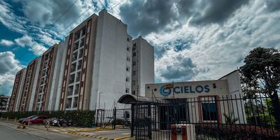 Apartamento en Venta en Ciudad Pacífica en la Unidad Cielos, con excelentes acabados, cuenta con una amplia habitación principal con dos ambientes y baño privado, una habitación auxiliar, y baño de alcobas, sala comedor, cocina integral y zona de oficios.
Gracias a su altura en el piso 8vo y un balcón le ofrece una vista panorámica inigualable de los majestuosos Farallones de Cali, permitiéndote disfrutar de atardeceres espectaculares cada día, al mismo tiempo de un ambiente fresco y ventilado porque recibe una brisa constante y agradable, especialmente durante las tardes, creando un ambiente perfecto para relajarse o compartir con amigos y familiares.
El ingreso se realiza biométricamente y posee una puerta exclusiva para perritos.
La Unidad cuenta con zona de juegos, piscina para niños y adultos, amplio salón social con aire acondicionado, parqueadero comunitario, portería y rondero 24/7
Este apartamento combina comodidad, funcionalidad y belleza natural Ideal para quienes buscan un estilo de vida tranquilo, con conexión directa a la naturaleza y al mismo tiempo con acceso a todas las comodidades
En resumen, es una excelente oportunidad de inversión, es una zona con gran valorización. 
Este apartamento combina comodidad, funcionalidad y belleza natural
