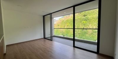 Apartamento en venta en unidad cerrada, ubicada en un sector tranquilo con hermosa vista a la ciudad, entorno campestre con gran desarrollo urbanístico, de fácil acceso desde la via principal y con conexión a rutas de transporte público. Cuenta con piso en cerámica y madera, sala comedor, 2 alcobas con vestier y baño en la principal, baño social, cocina integral abierta tipo americano, cuarto útil, zona de ropas, balcón y parqueadero cubierto. Conjunto cerrado con ascensor y zonas sociales muy completas que incluyen piscina, gimnasio, salón social, parques infantiles, placa polideportiva, zonas verdes,vigilancia y portería  24 horas y circuito cerrado de tv.  inmuebles sujetos a verificacion de disponibilidad
