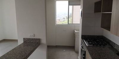 Te presento una excelente opción de apartamento en renta. Es un hermoso apartamento en el sexto piso que ofrece una vista panorámica espectacular. Tiene 3 habitaciones con closet, 2 baños completos, y un área de 76 metros cuadrados, ideal para tu comodidad. Además, cuenta con red de gas, calentador y parqueadero para tu conveniencia. Si deseas más información o quieres agendar una visita, no dudes en contactarme al 3103597461 asesor Juan David Marin