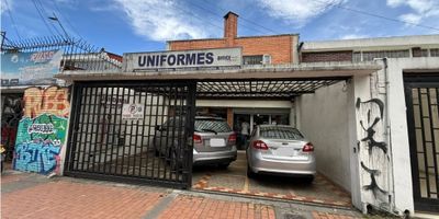 Casa Comecial en La Esmeralda. Bogotá.

Construida hace 15 años sobre un lote de terreno con 7 metros de frente y 25 metros de fondo. Ubicada estratégicamente sobre la Avenida Calle 53, a pocos pasos de la Avenida Carrera 50 con vias de acceso como la Avenida Calle 26,  la Avenida Carrera 60 (Avenida La Esmeralda), esta casa de uso mixto es la inversión ideal para quienes buscan combinar vivienda y negocio en una sola propiedad.

En una zona consolidada y de alta proyección comercial, el inmueble se encuentra rodeado de importantes vías de acceso, transporte público (SITP y TransMilenio), universidades, centros médicos, bancos, parques y zonas recreativas como el Complejo Simón Bolívar y la Universidad Nacional.

Distribución y características:


 
 Primer piso (uso comercial): local comercial, áreas libres de producción o trabajo, oficina, zona de cafeteria y baño.Por su frente sobre via principal es Ideal para local comercial, negocio, consultorio, oficina o emprendimiento.
 
 
 Segundo piso (vivienda): Sala comedor con chimenea, cocina integral con mesón en granito negro,  tres habitaciones, la hab principal con baño  (con tina) y vestier, dos baños adicionales, terraza cubierta  con marquesina corrediza. El inmueble tiene acabados de excelente calidad,  modernos, amplios y luminosos espacios.
 


El sector presenta una creciente renovación urbana, donde muchas viviendas se han transformado en comercios prósperos, lo que significa un alto potencial de valorización.

Ya sea que busques vivir y trabajar en el mismo lugar, o invertir en una propiedad rentable, esta casa en La Esmeralda, localidad de Teusaquillo te ofrece una ubicación inmejorable, versatilidad de uso y un entorno dinámico y conectado con toda la ciudad.

Contáctanos hoy y asegura tu próxima gran inversión en Bogotá.

 

 
