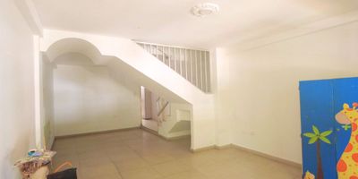 Descubre esta casa de 120 metros cuadrados distribuidos en 3 habitaciones, sala, comedor, cocina tradicional, cuarto de servicio con baño, area de labores, balcon,  3 baños, patio y parqueadero, esta propiedad ofrece comodidad para ti y tu familia. No pierdas la oportunidad de vivir en este hogar. ¡Contáctanos ahora para más información y agenda una visita!