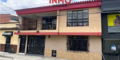 Casa en venta en el centro de Santa Rosa de Cabal

InmoHogar ofrece esta encantadora propiedad ubicada en una calle comercial, a pocos pasos del parque principal. Su excelente ubicación permite fácil acceso a supermercados, droguerías, restaurantes, transporte público y más.

La casa cuenta con dos niveles completamente independientes, ideal para vivienda familiar o inversión en renta.

Primer nivel:


 
 3 habitaciones
 
 
 1 baño
 
 
 Sala comedor
 
 
 Cocina integral
 
 
 Patio o zona de lavandería
 
 
 Balcón
 
 
 Garaje
 


Segundo nivel:


 
 3 habitaciones
 
 
 1 baño
 
 
 Sala y comedor
 
 
 Cocina integral
 
 
 Terraza
 


La propiedad cuenta con servicios independientes y está libre de todo, lista para escriturar.

? ¡Contáctanos para más información y agenda tu visita hoy mismo!
INMOHOGAR

? ¡Tu nuevo hogar te espera!
